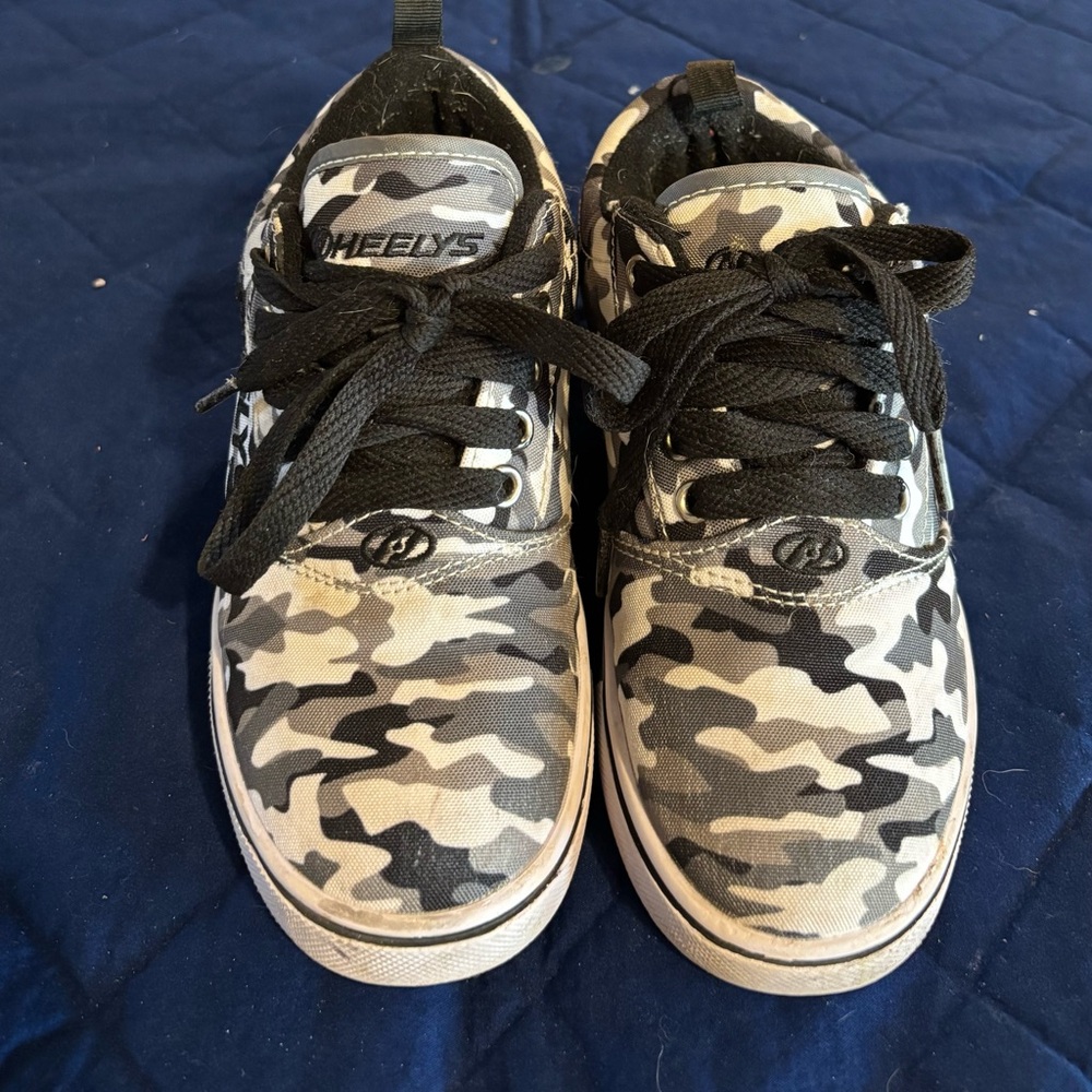 Heelys Kids Gray & Black Camo Lace-Up Skate Shoes